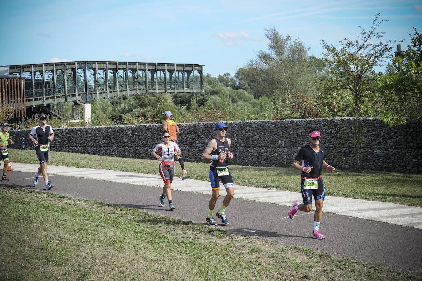 Fotos: El triatlón de Vitoria espera a que levante la niebla para arrancar