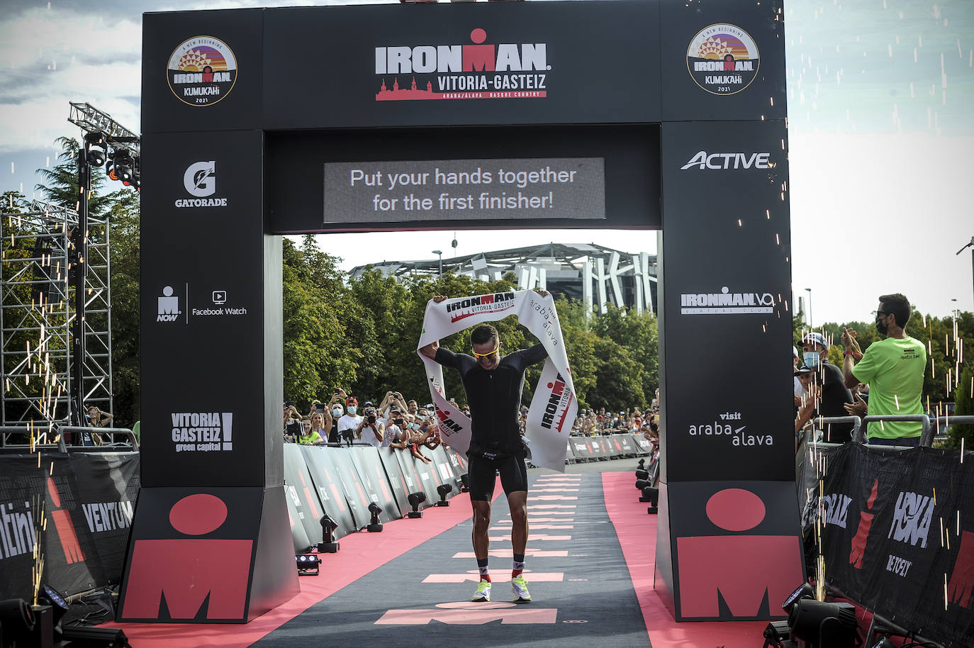 Fotos: El triatlón de Vitoria espera a que levante la niebla para arrancar