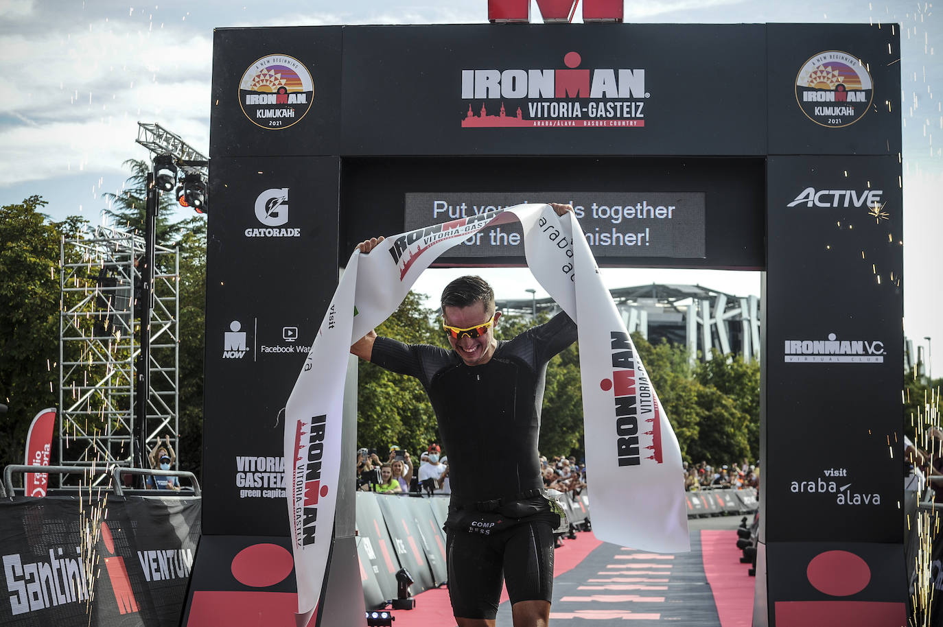 Fotos: El triatlón de Vitoria espera a que levante la niebla para arrancar