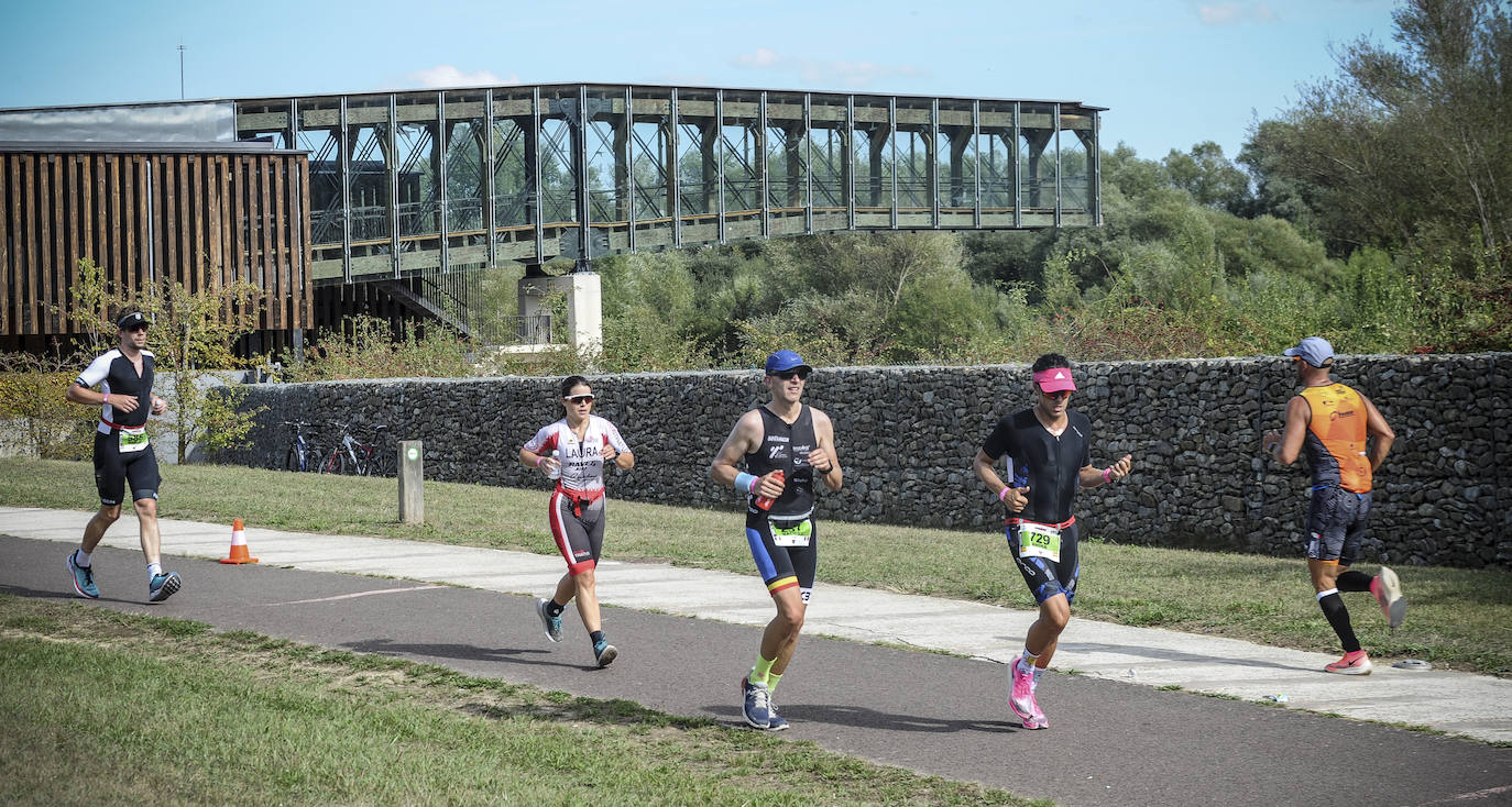 Fotos: El triatlón de Vitoria espera a que levante la niebla para arrancar