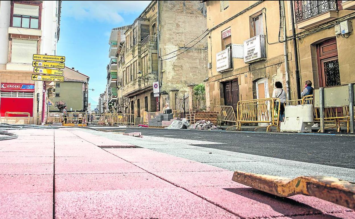 Cerrada durante las últimas semanas, La Ventilla empieza a lucir las nuevas baldosas en sus aceras.