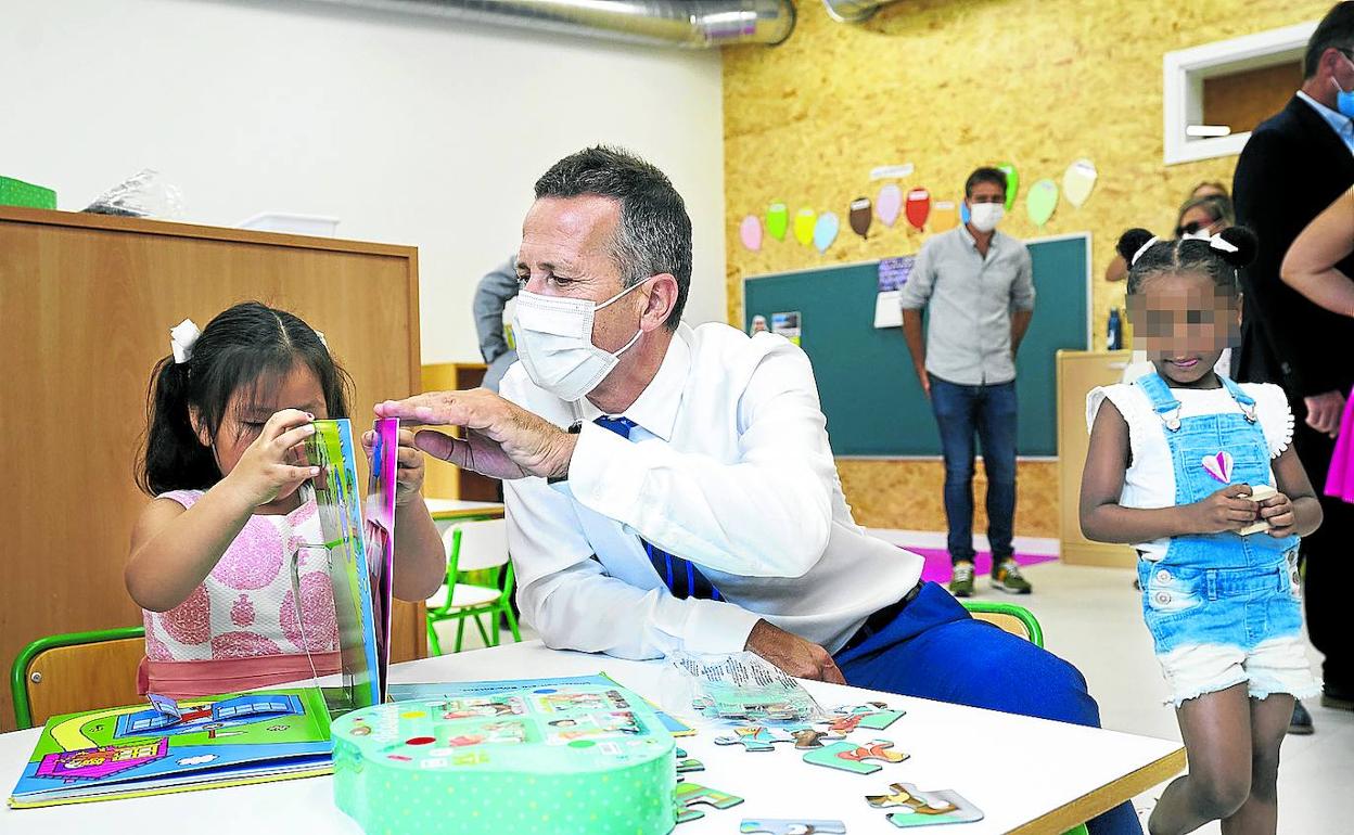 El consejero de Educación, Jokin Bildarratz, durante su visita a una escuela de Vitoria, el pasado miércoles en el arranque del curso escolar.