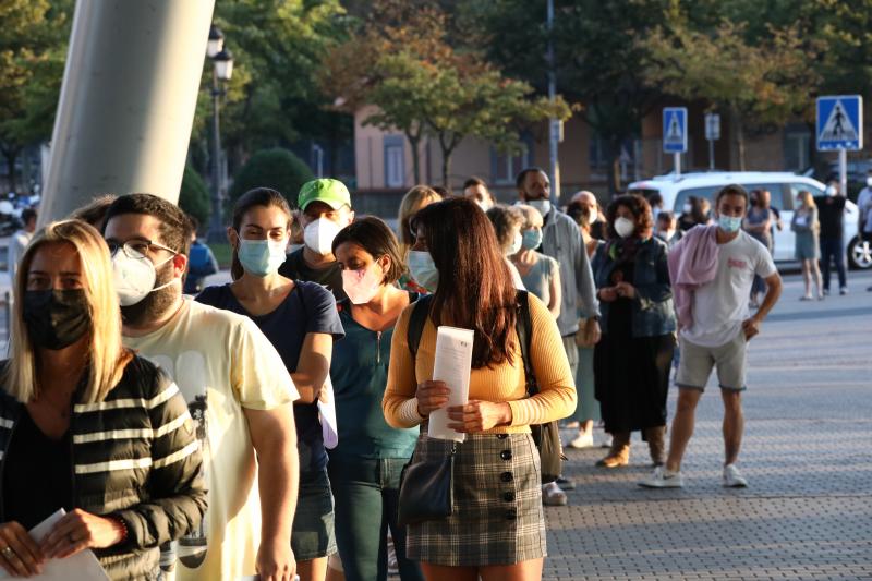 Miles de aspirantes luchan por uno de los 262 puestos fijos que oferta Correos en Euskadi