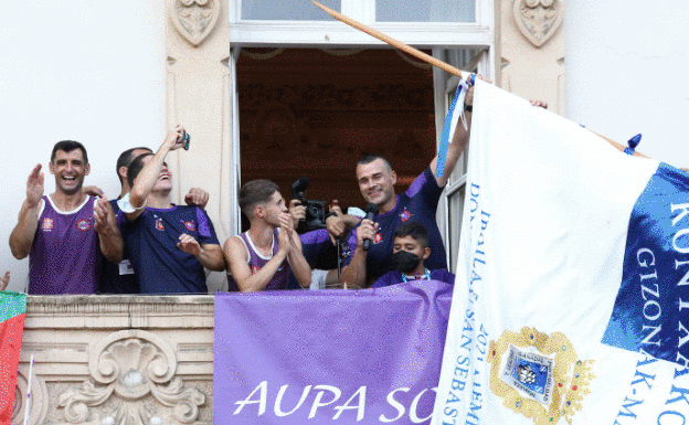 Los remeros de La Sotera celebran la histórica victoria. 