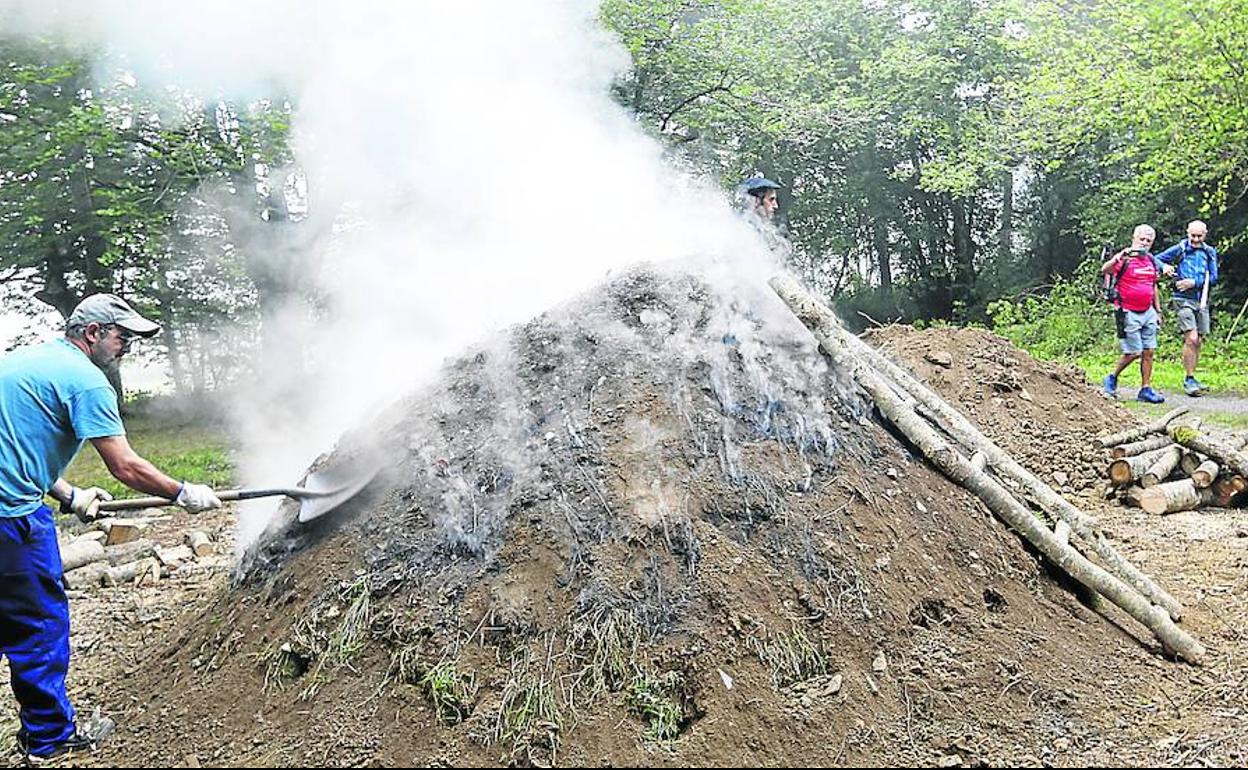 Los vecinos de Otxandio construyeron una carbonera a la salida del pueblo como las que se utilizaban hace décadas.