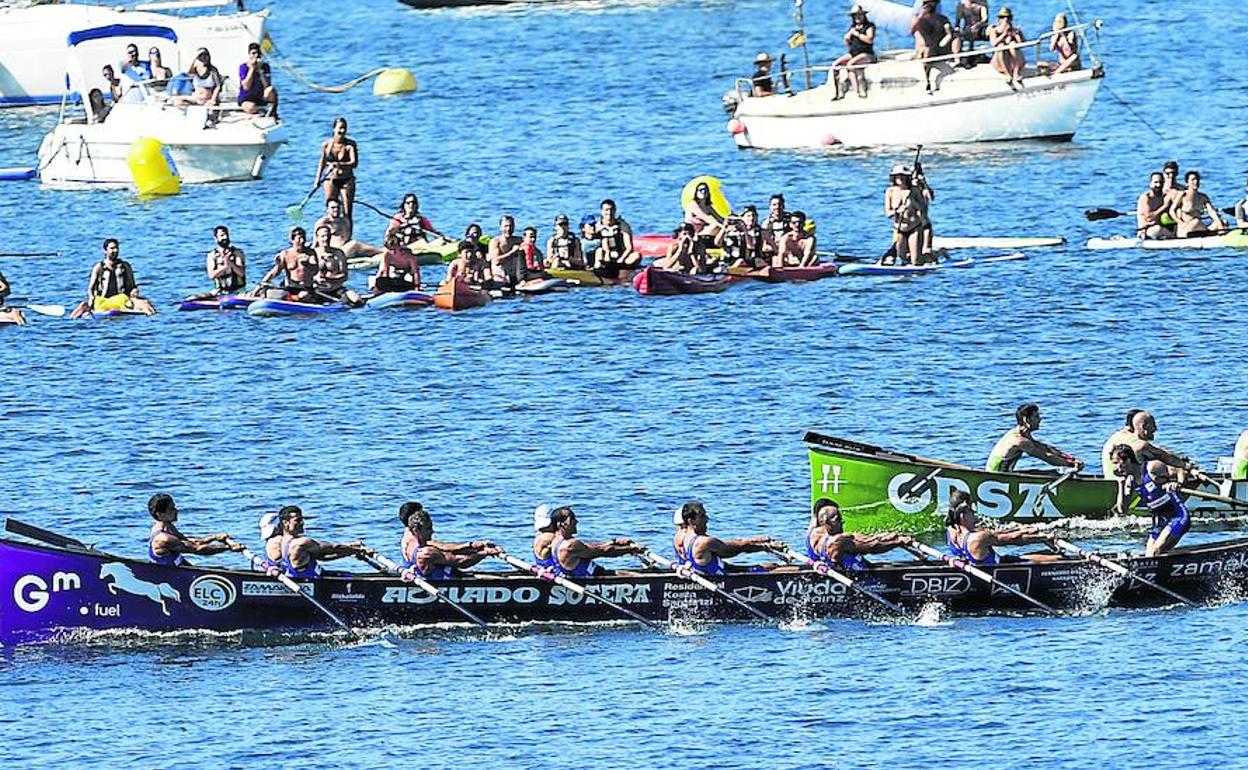 Santurtzi tomó la cabeza de la regata en los últimos segundos y arrebató la Bandera de La Concha a Hondarribia. 