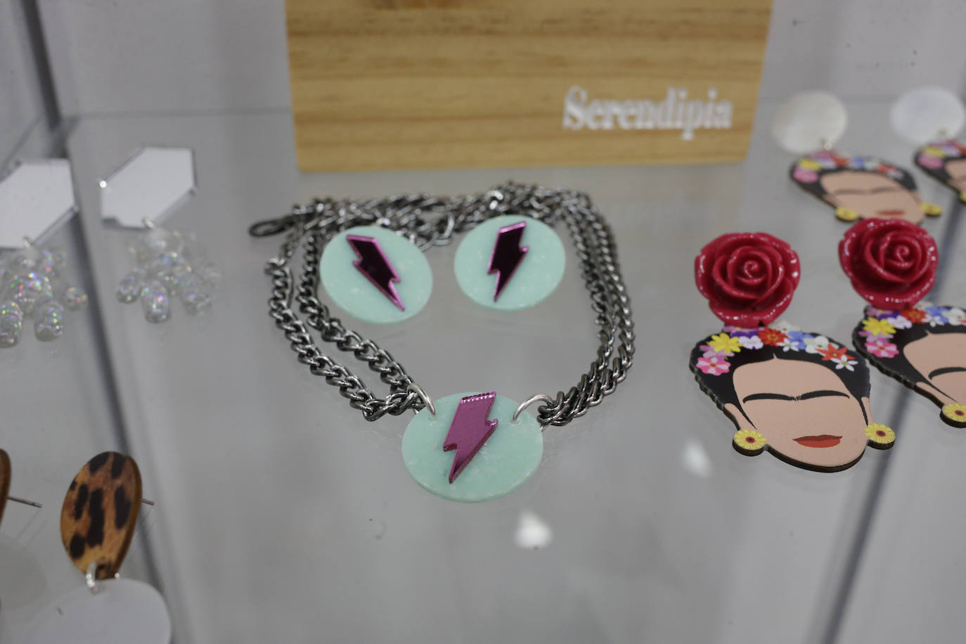 Fotos: Un templo de pendientes «cañeros» abre sus puertas en Las Arenas