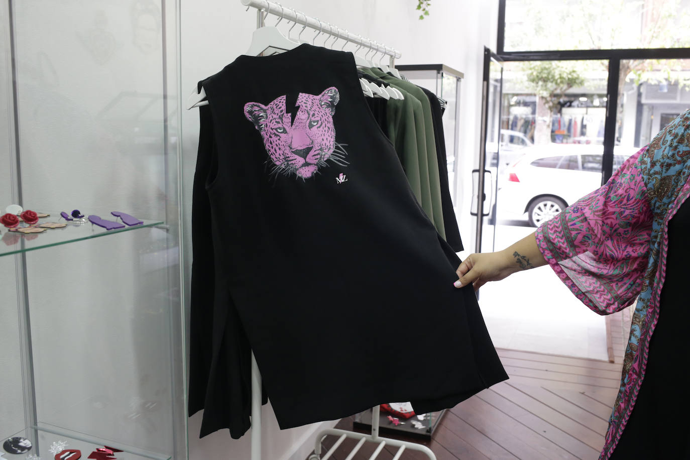 Fotos: Un templo de pendientes «cañeros» abre sus puertas en Las Arenas