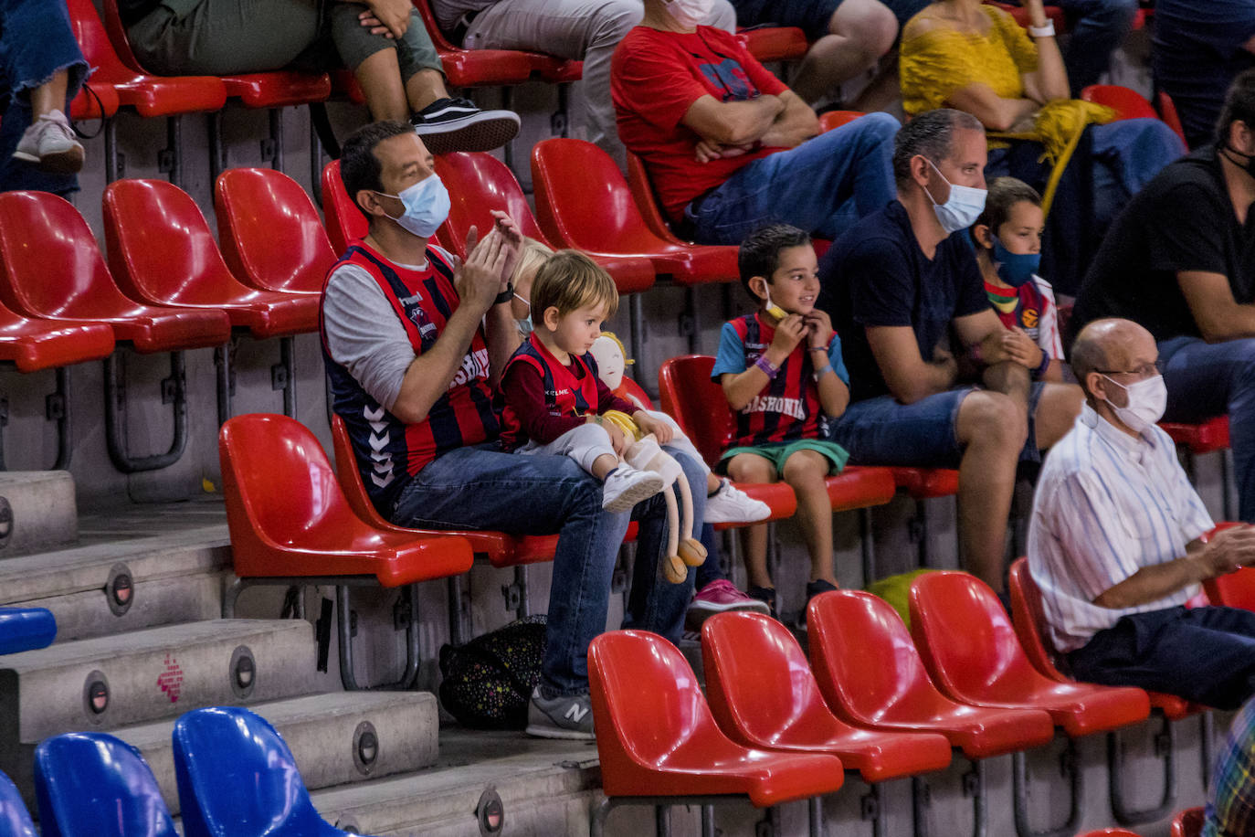 Fotos: El baskonismo regresa a las gradas del Buesa Arena