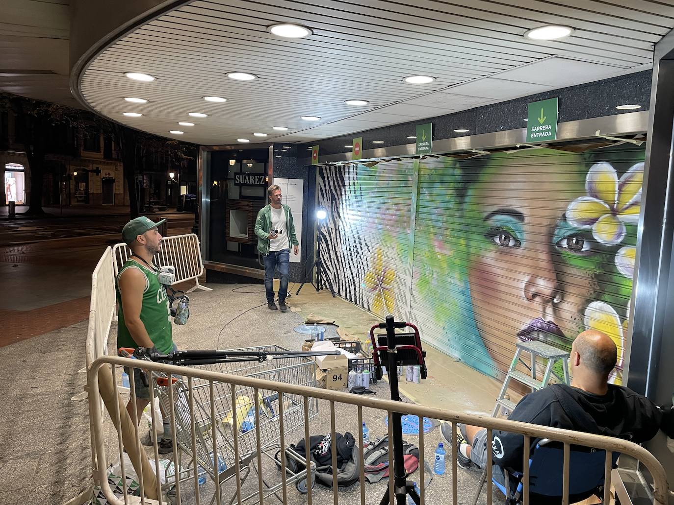 Fotos: Nuevos graffitis en El Corte Inglés de Bilbao y Vitoria