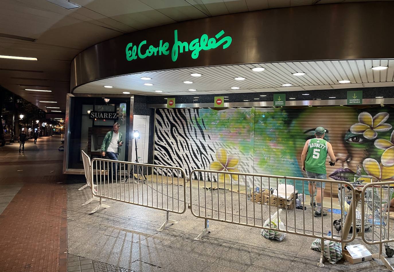 Fotos: Nuevos graffitis en El Corte Inglés de Bilbao y Vitoria