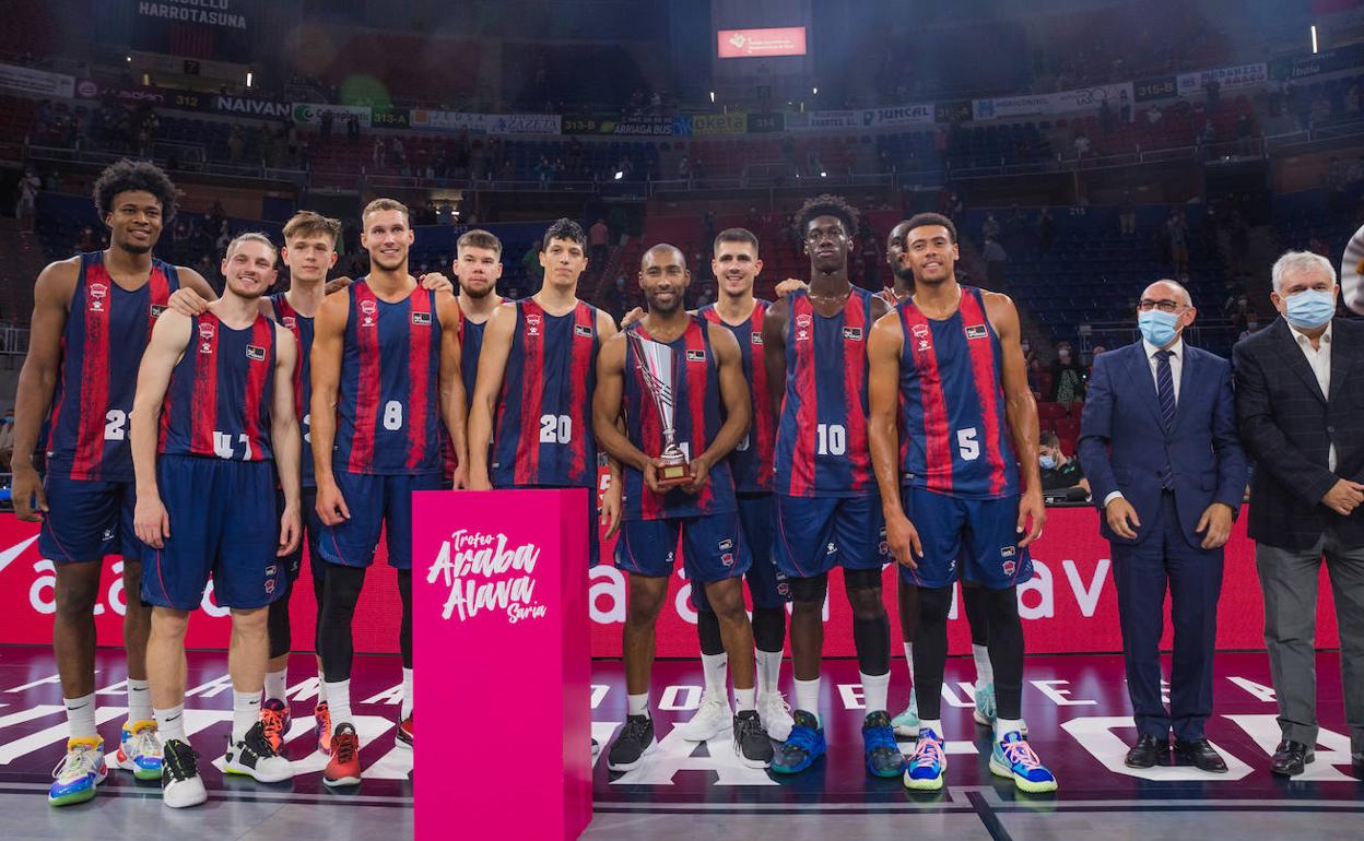 La plantilla del Baskonia posa con el recién conseguido Trofeo Diputación. 