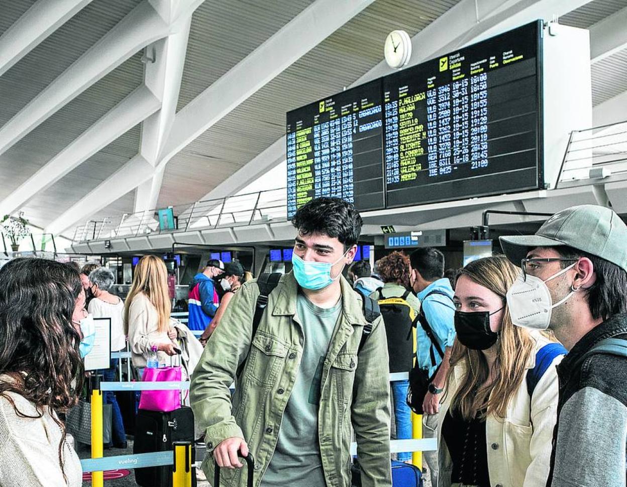 Varios pasajeros esperan a embarcar en el aeropuerto de Loiu. 