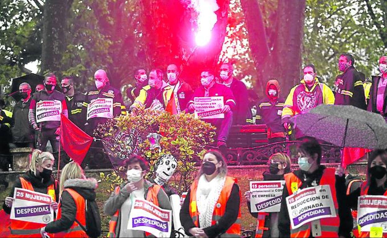 Protesta de los trabajadores de PCB ante el Palacio de Justicia. 