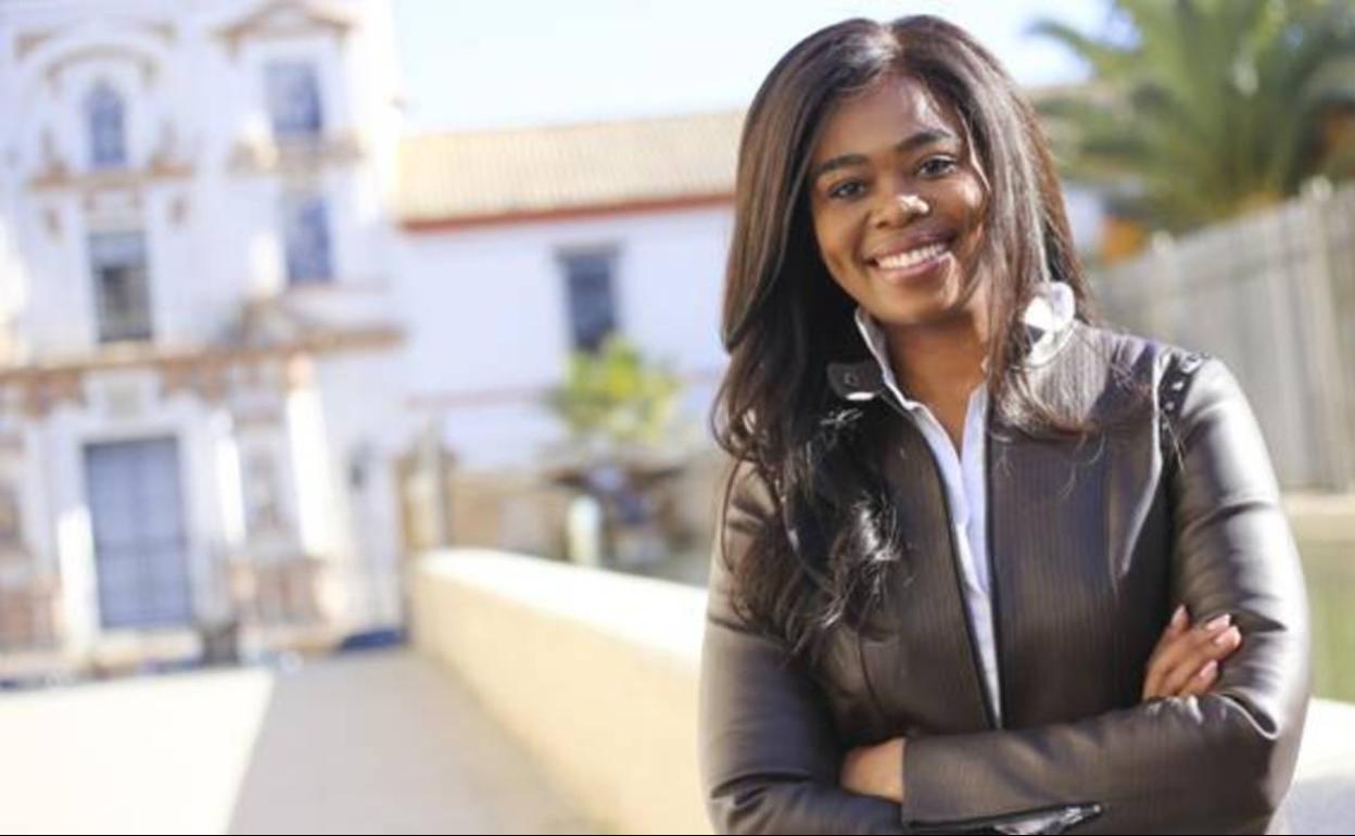 La cantante Pretty Yende junto al Teatro de la Maestranza. 