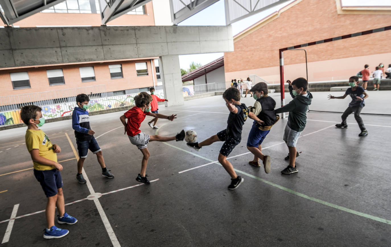 Fotos: El balón y los goles vuelven al patio del colegio