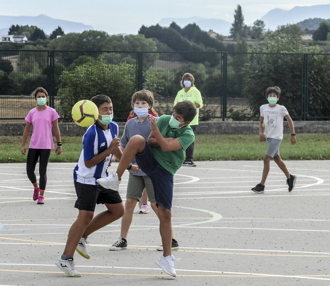 Fotos: El balón y los goles vuelven al patio del colegio