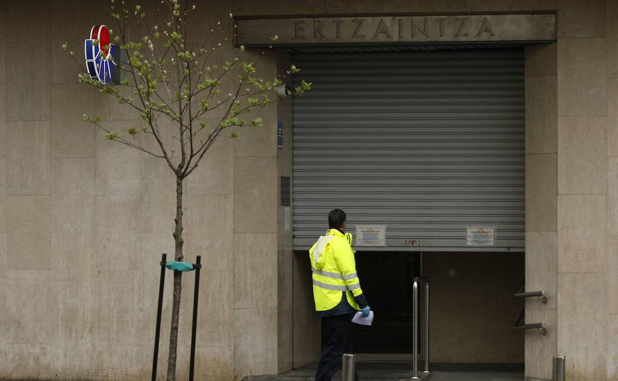 El padre a la fuga se ha entregado este mediodía de jueves en la oficina de la Ertzaintza en la calle Olaguíbel. 