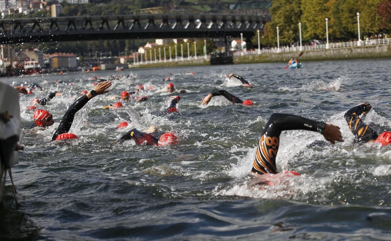 Prueba de natación en la ría en una edición anterior. 