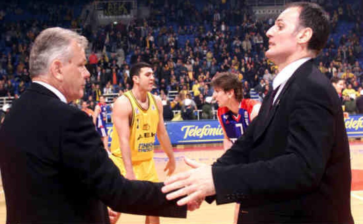 Ivkovic saluda a Dusko Ivanovic en el duelo que enfrentó al AEK y al Baskonia en la Euroliga de 2001