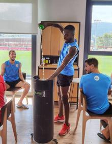 Imagen secundaria 2 - Cordero y sidra asturiana para los jugadores del Athletic en Lezama