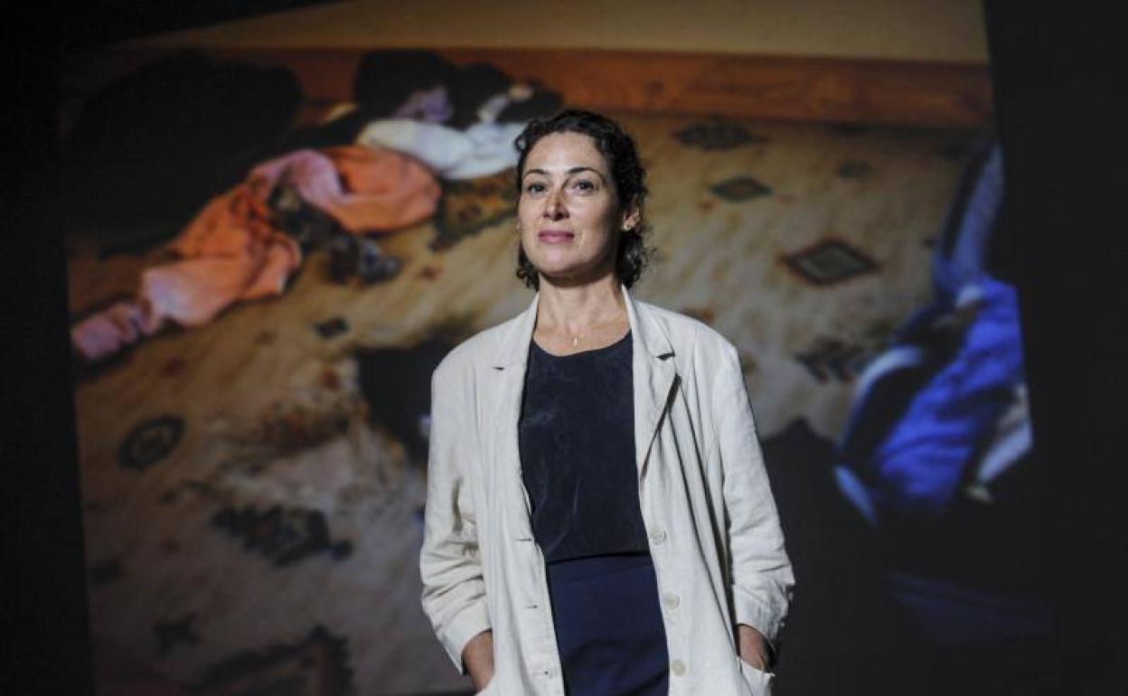 Nashashibi en la Sala Z, un espacio dedicado a creadores audiovisuales que cuenta con una gran pantalla. 