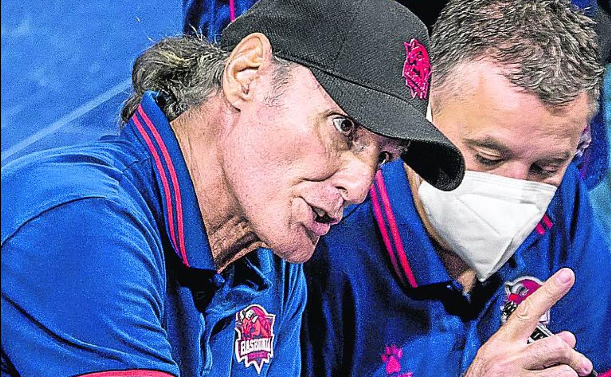 Ivanovic da indicaciones a sus jugadores de la pretemporada. 