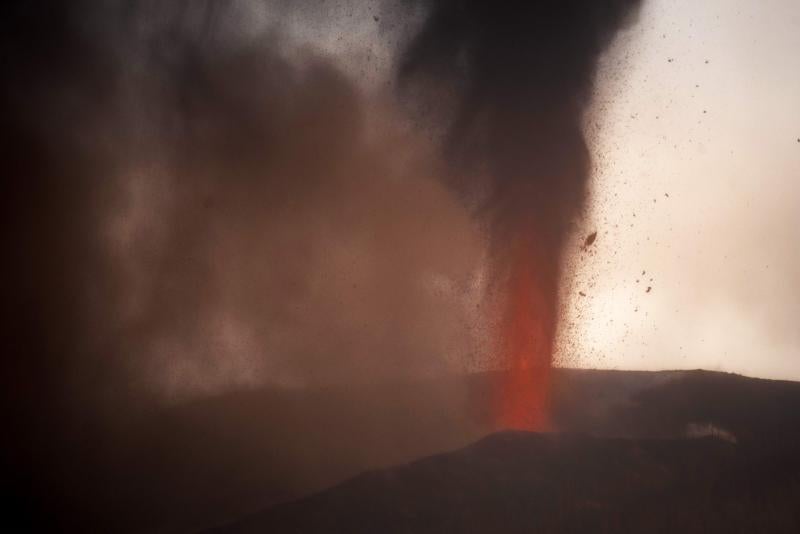 Fotos: El volcán de Canarias entra en erupción