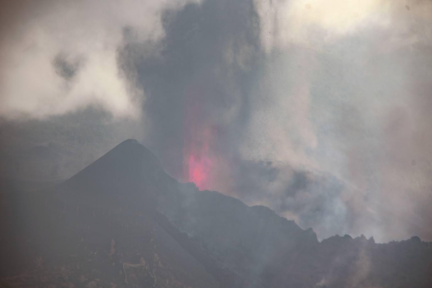 Fotos: El volcán de Canarias entra en erupción