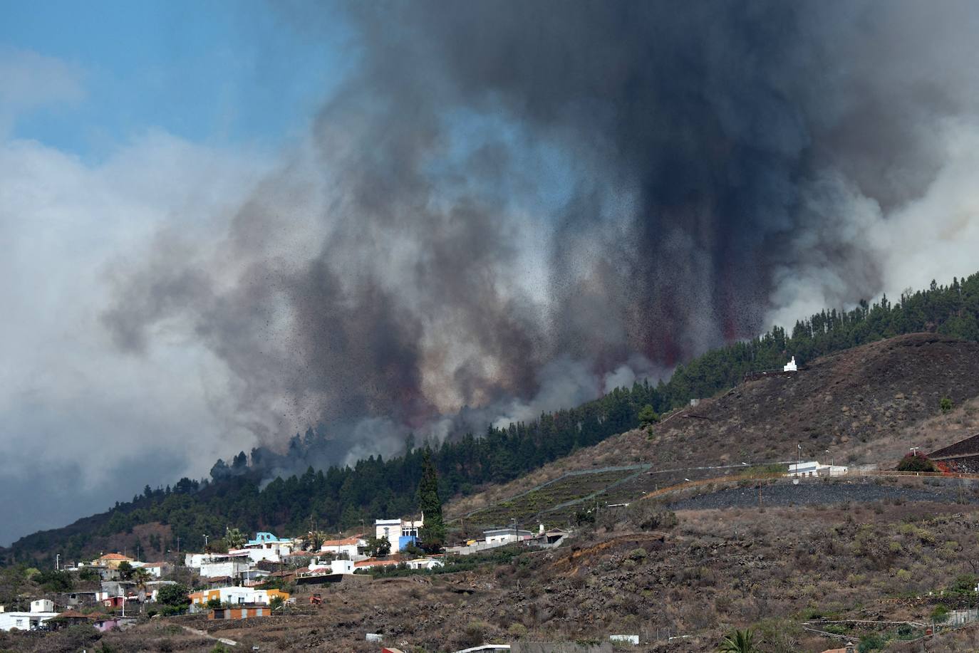 Fotos: El volcán de Canarias entra en erupción