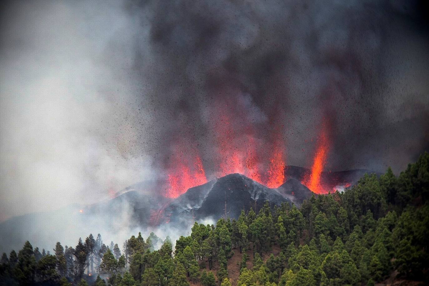 Fotos: El volcán de Canarias entra en erupción