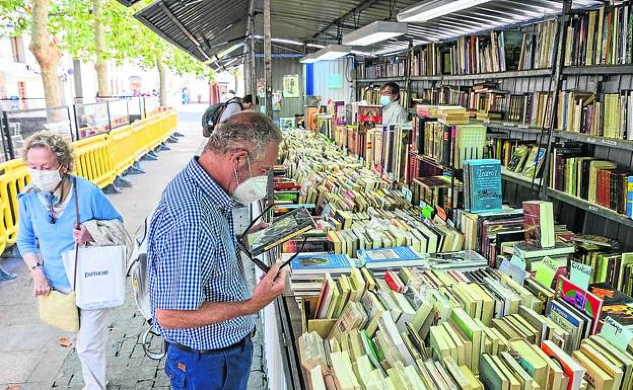 Imagen de los libros expuestos por Pablo Parra, que ha llegado desde Huesca a instalar su 'stand'. 