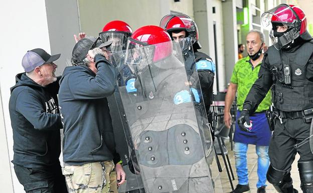 Imagen principal - Acto de Sare para denunciar las «cadenas perpetuas encubiertas». Radicales se encaran con agentes de la Policía vasca. El anciano de 81 años que resultó herido tras ser arrollado por un grupo de jóvenes que escapaba de la Ertzaintza.