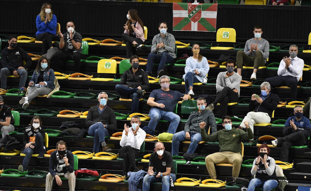 Los aficionados acudieron a Miribilla en un partido de la Champions League en octubre.