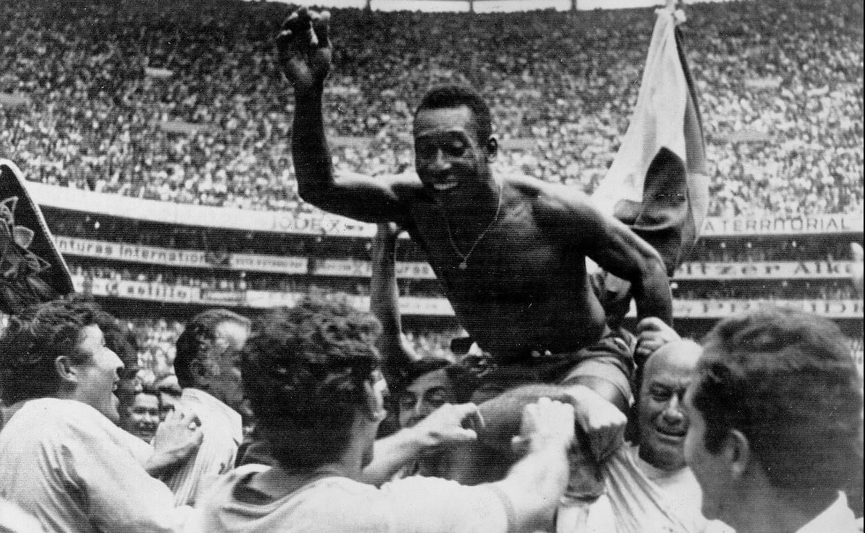 Pelé es levantado por sus compañeros del Santos después de anotar el gol número 1.000 de su carrera durante un partido contra el Vasco da Gama en el Estadio Maracaná, Río de Janeiro, Brasil, el 19 de noviembre de 1969./