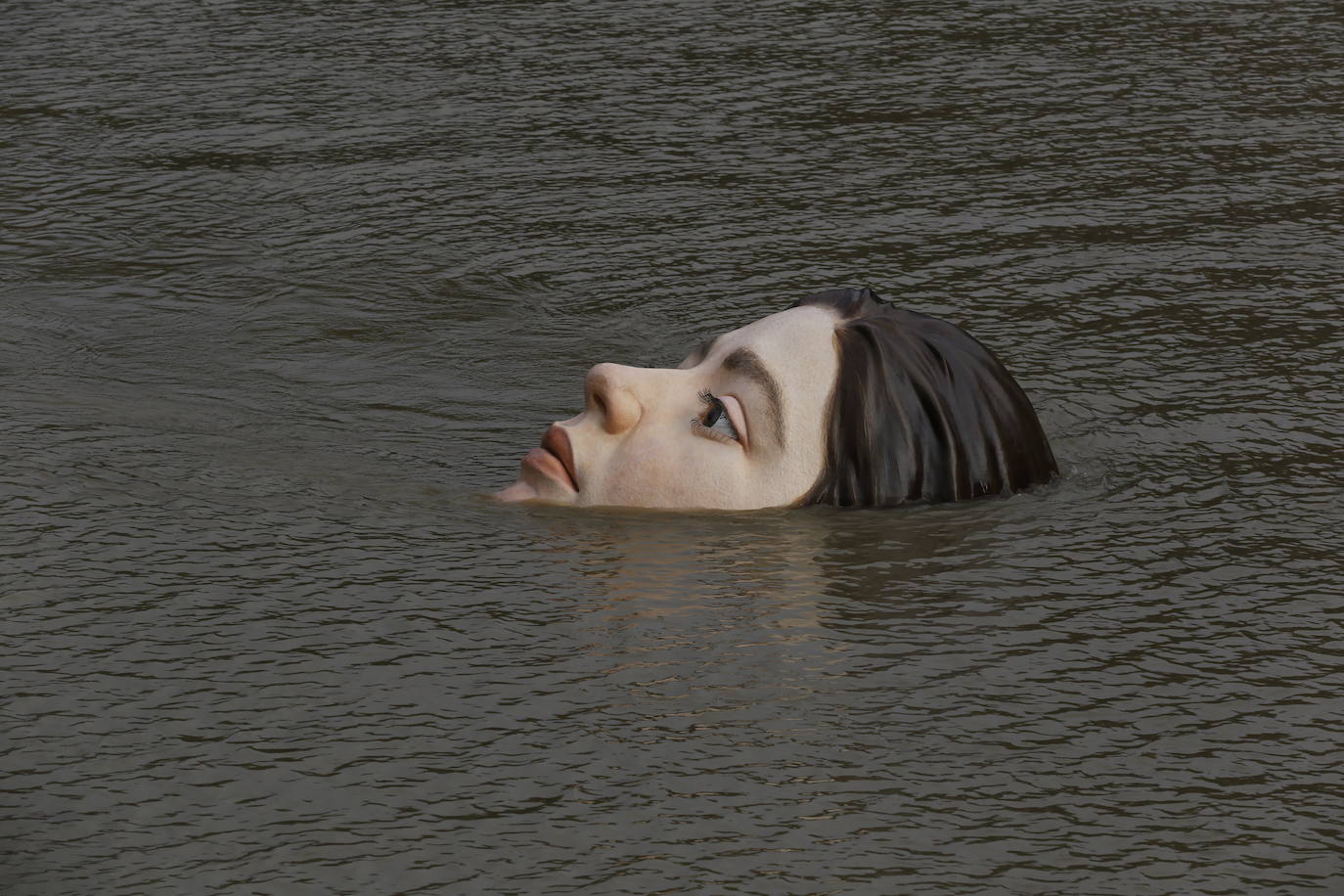 Fotos: La cabeza gigante de una niña flotando en la ría de Bilbao, en imágenes
