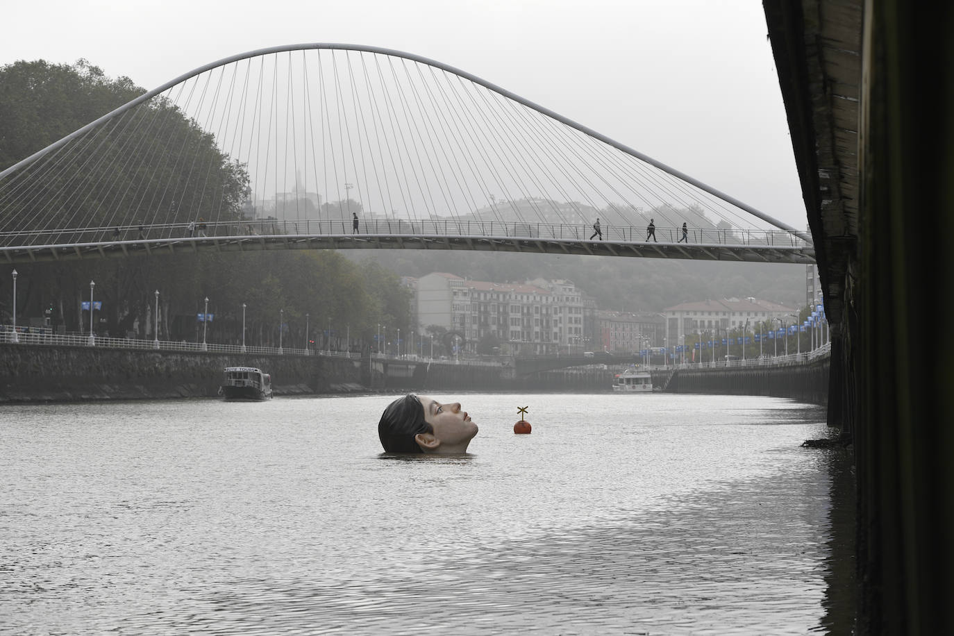 Fotos: La cabeza gigante de una niña flotando en la ría de Bilbao, en imágenes
