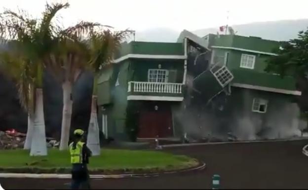 La lava engulle varios edificios en el barrio de Todoque