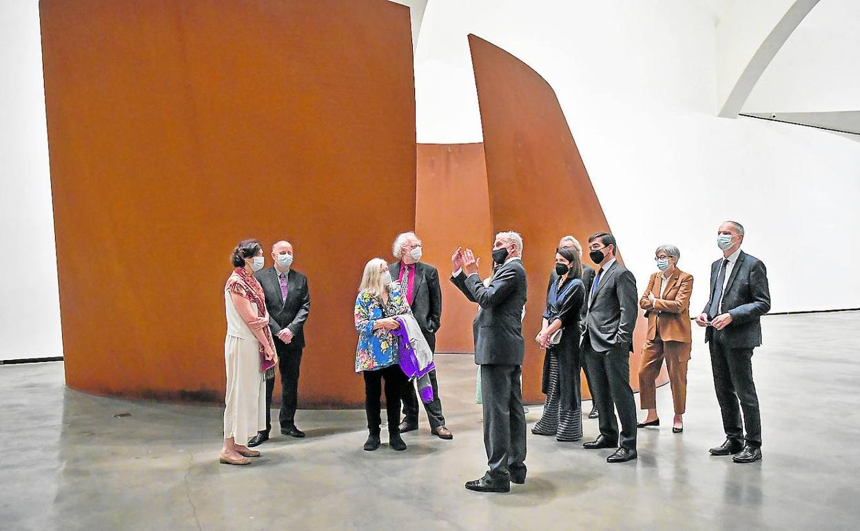 El director del Guggenheim, Juan Ignacio Vidarte, acompañó a los premiados durante su visita al museo. 