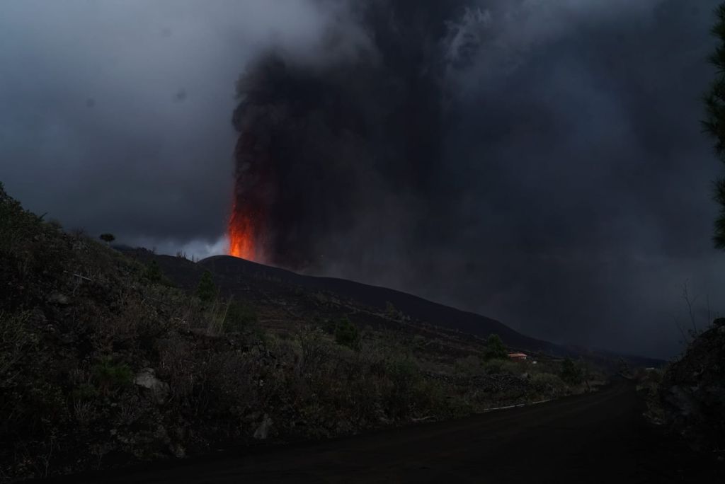 Fotos: El volcán de Canarias entra en erupción