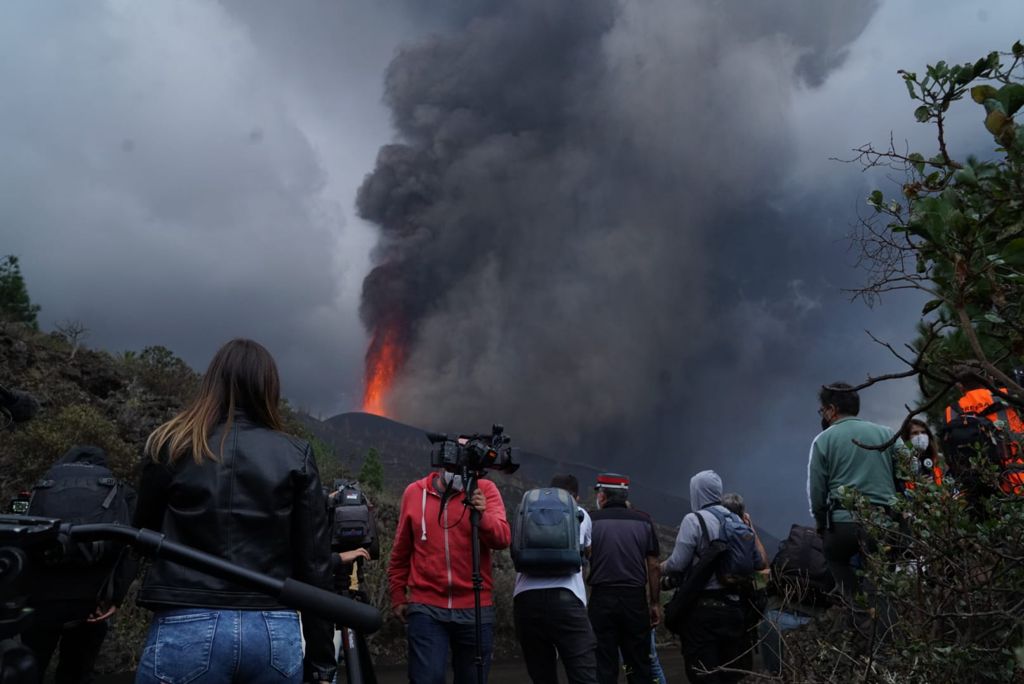 Fotos: El volcán de Canarias entra en erupción