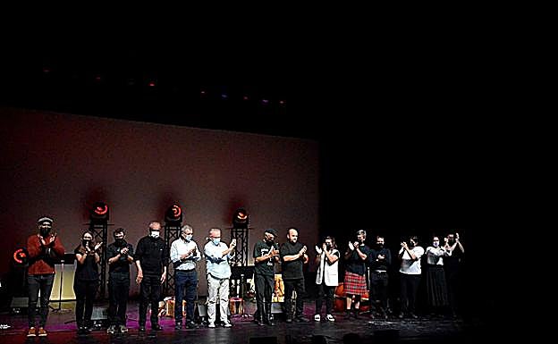 Saludos tras el bis de los catorce actuantes. CARLOS Gª AZPIAZU