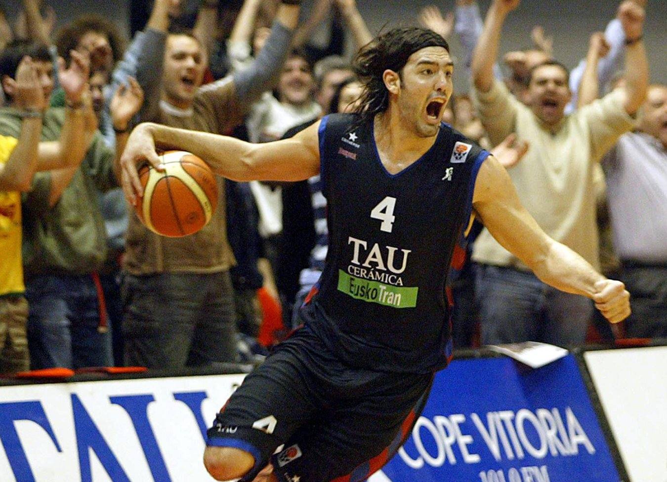 Scola celebra el pasa a la Final Four de Moscú 2005