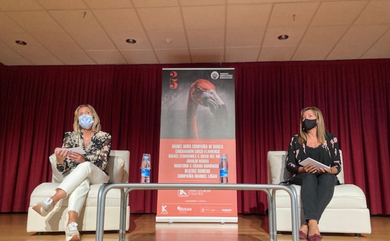 La alcaldesa de Barakaldo, Amaia del Campo, y la directora del Teatro Barakaldo, Ana López Asensio, durante la presentación de la 25ª edición de los Viernes Flamencos. 