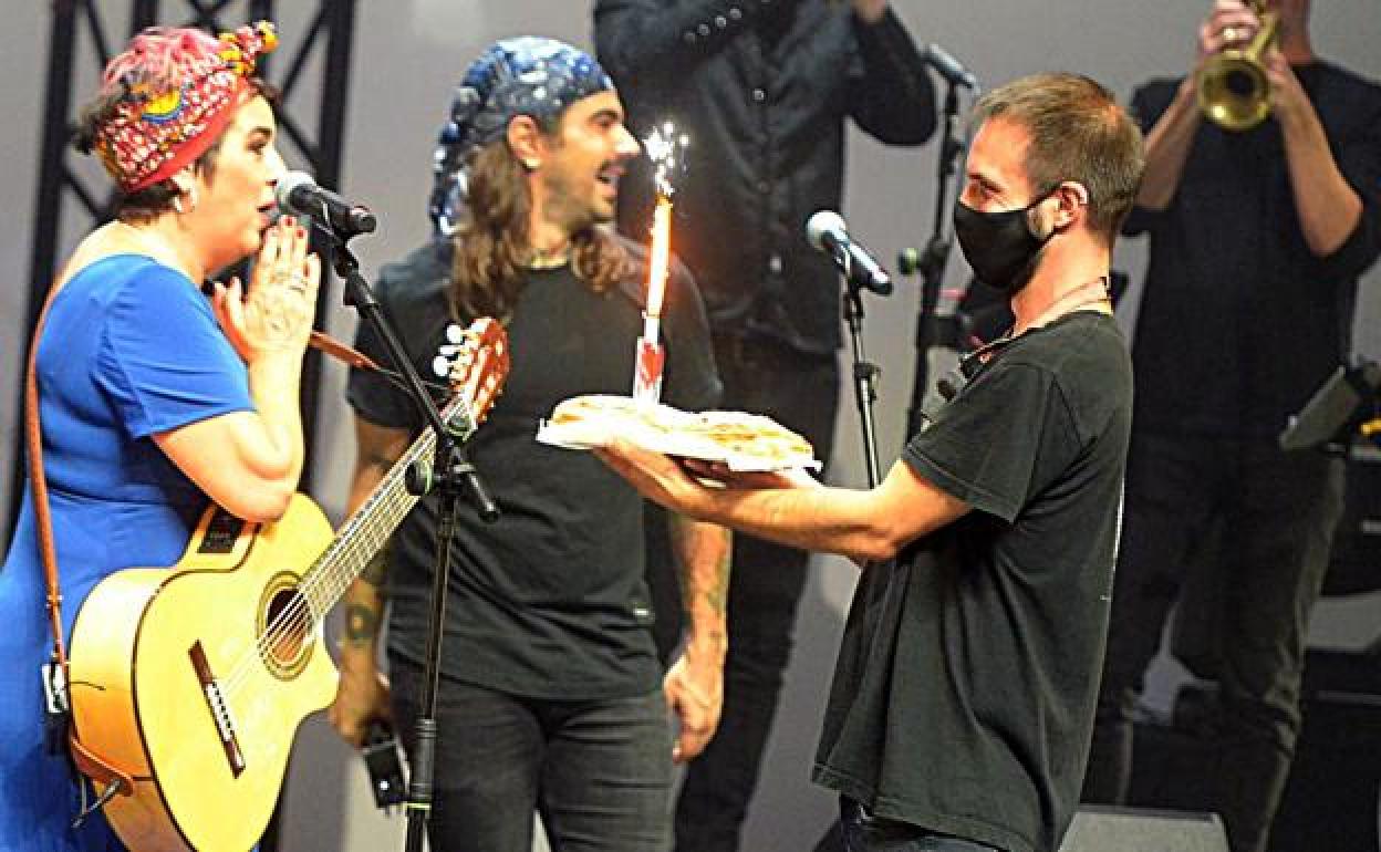 La jienense recibiendo por sorpresa una tarta. 