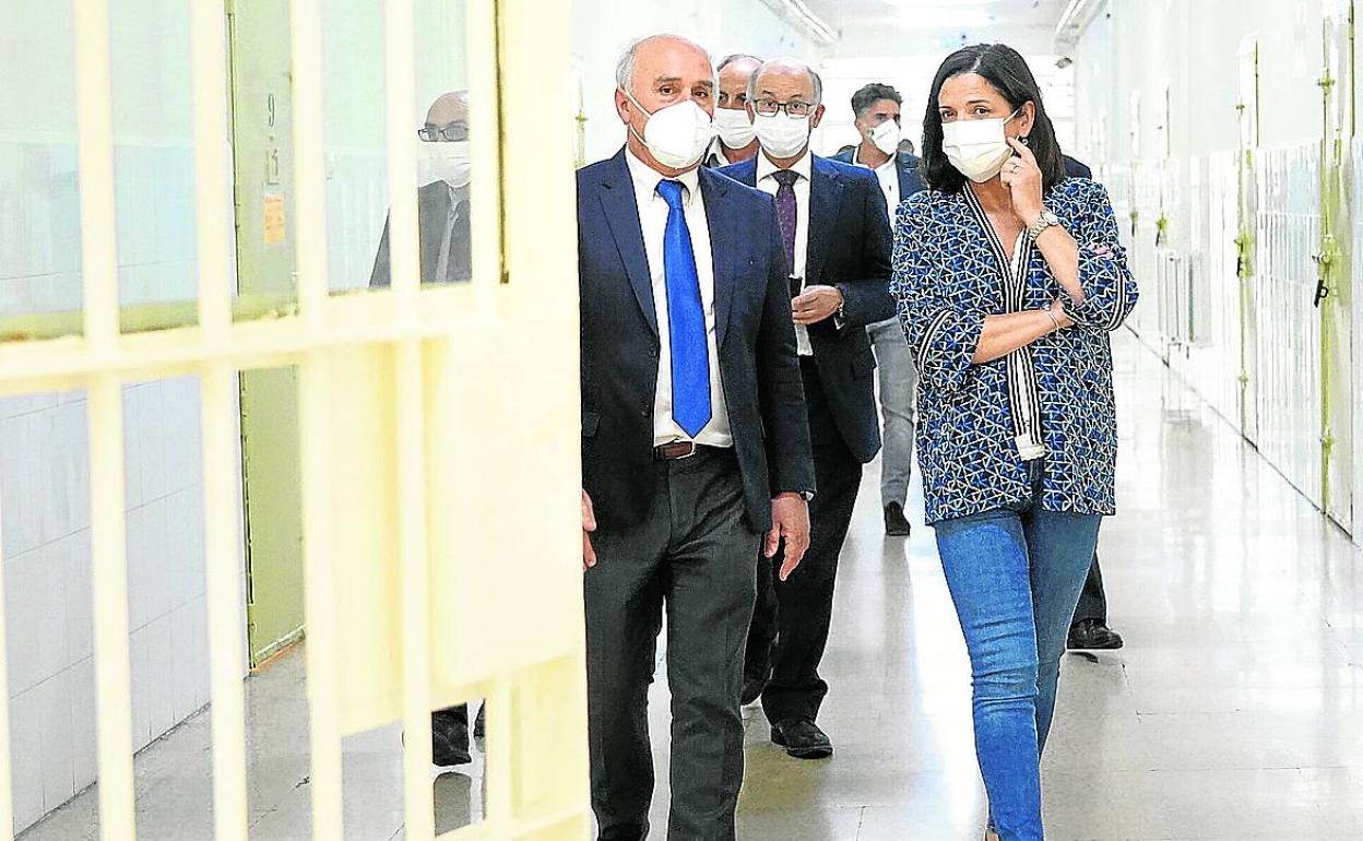 La consejera Beatriz Artolazabal, durante una visita a una de las prisiones vascas. 
