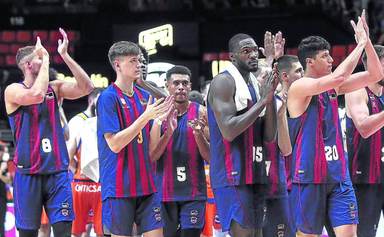 La plantilla azulgrana pone rumbo a los vestuarios después de certificar la victoria ante el Valencia Basket. 