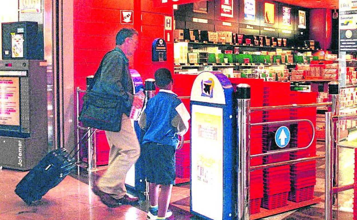 Imagen de una tienda de aeropuerto. 
