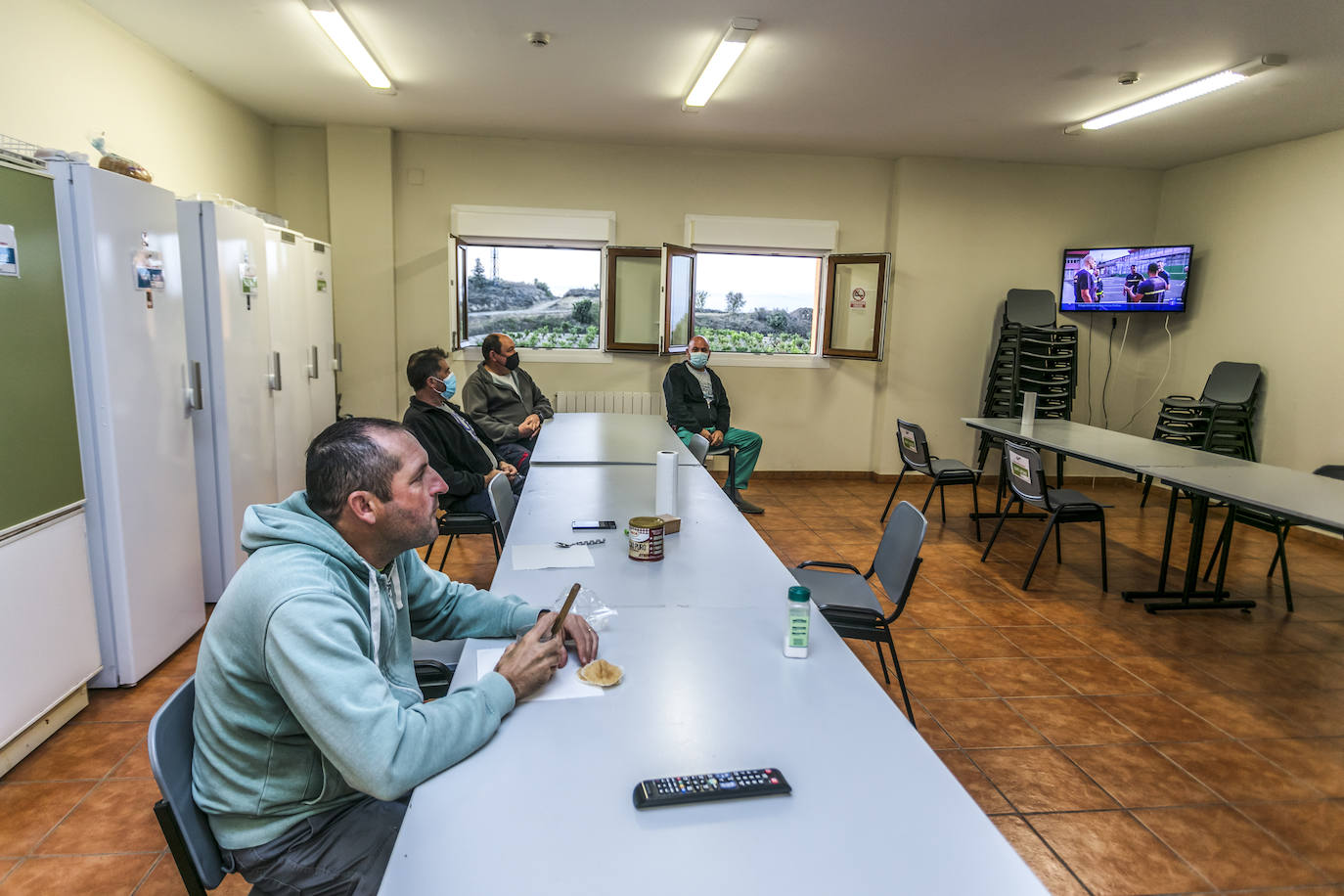 Jesús Alcalá mira al televisor mientras se toma un café en pleno desayuno