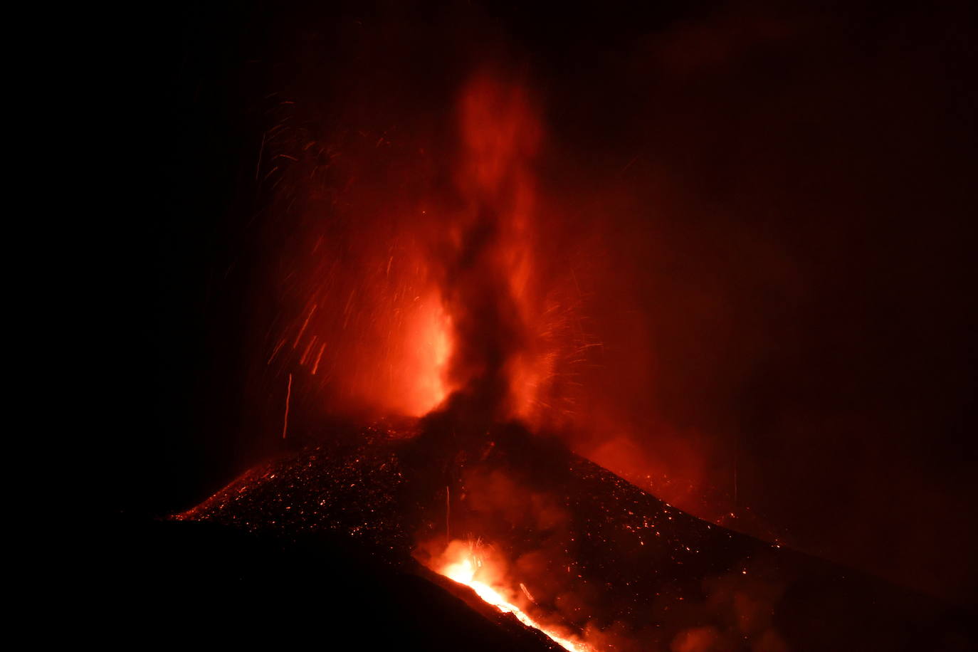 Fotos: El volcán de Canarias entra en erupción